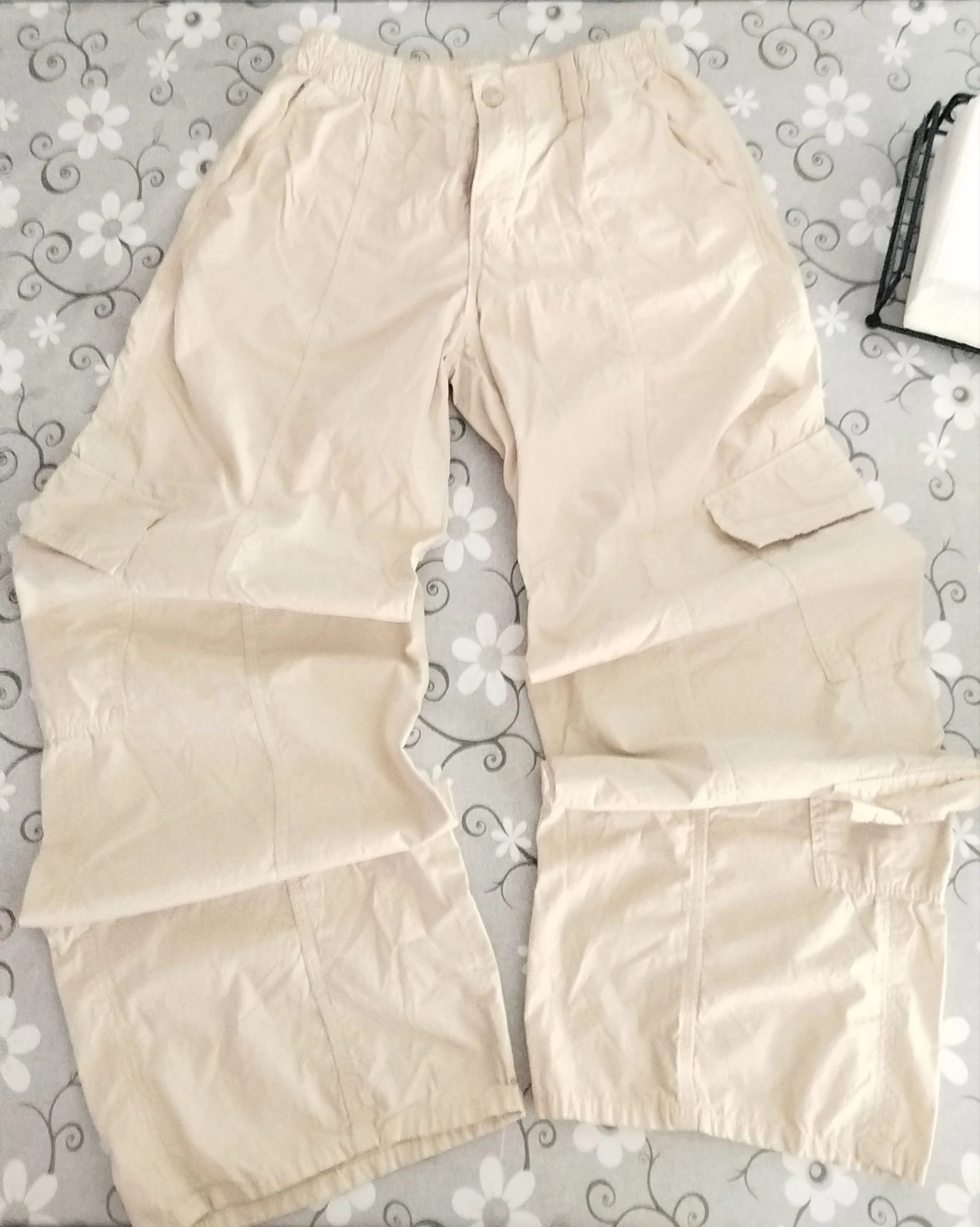 Pantalón cargo ancho / parachute beige con bolsillos